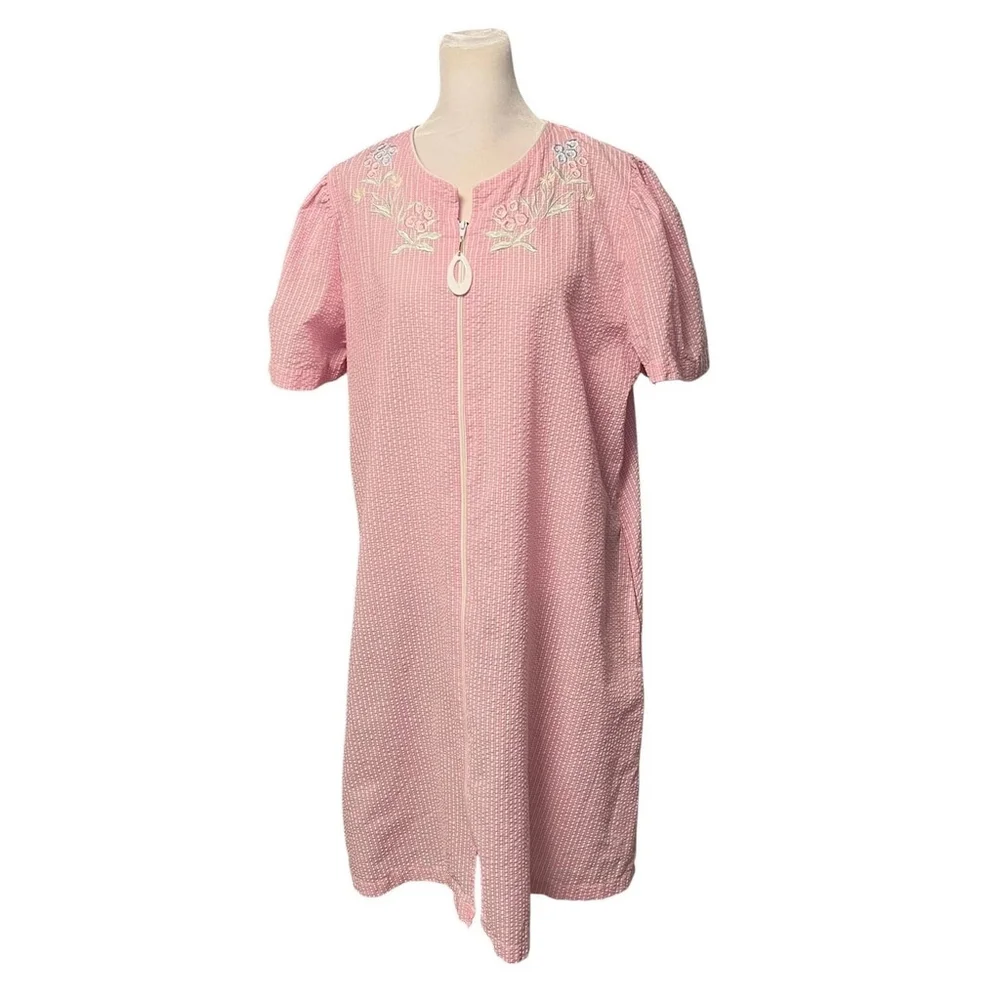 Miss Elaine Pink White Embroidered Seersucker Full Zip Robe Size Large NWOT - Picture 3 of 6